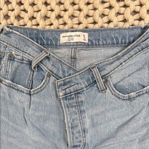 Abercrombie & Fitch the dad high rise with asymmetrical waist
